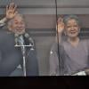 L'empereur Akihito du Japon et sa femme l'impératrice Michiko saluent depuis un balcon du palais la foule venue nombreuse pour célébrer le 80e anniversaire de l'empereur, à Tokyo le 23 décembre 2013.