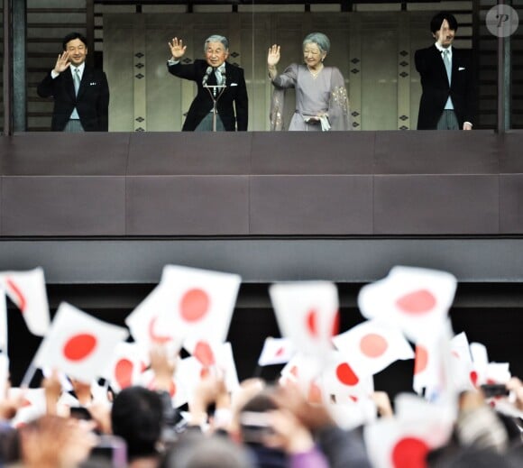 Le prince héritier Naruhito, l'empereur Akihito et sa femme l'impératrice Michiko, le prince Akishino - La famille impériale du Japon saluent depuis un balcon du palais la foule venue nombreuse pour célébrer le 80e anniversaire de l'empereur, à Tokyo le 23 décembre 2013.