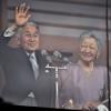 L'empereur Akihito du Japon et sa femme l'impératrice Michiko saluent depuis un balcon du palais la foule venue nombreuse pour célébrer le 80e anniversaire de l'empereur, à Tokyo le 23 décembre 2013.