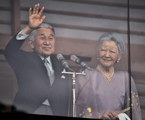 L'empereur Akihito du Japon et sa femme l'impératrice Michiko saluent depuis un balcon du palais la foule venue nombreuse pour célébrer le 80e anniversaire de l'empereur, à Tokyo le 23 décembre 2013.
