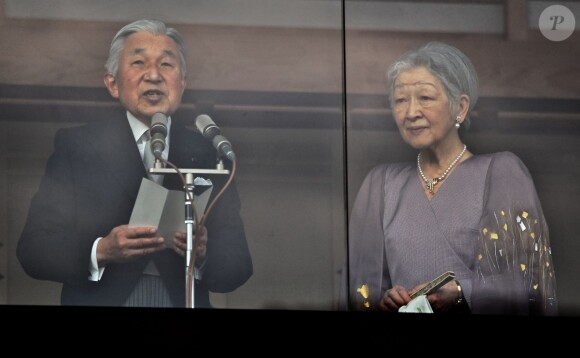 L'empereur Akihito du Japon et l'impératrice Michiko saluent depuis un balcon du palais la foule venue nombreuse pour célébrer le 80e anniversaire de l'empereur, à Tokyo le 23 décembre 2013.