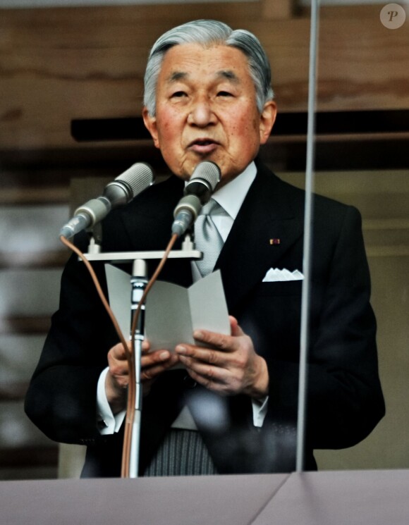 L'empereur Akihito du Japon salue depuis un balcon du palais la foule venue nombreuse pour célébrer son 80e anniversaire, à Tokyo le 23 décembre 2013.
