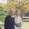 L'empereur Akihito du Japon et sa femme l'impératrice Michiko posent pour des protraits officiels au palais impérial à Tokyo, le 22 décembre 2013 à l'occasion des 80 ans du monarque. 