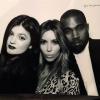 Kim Kardashian a posté sur Instagram des photos souvenir de sa soirée de Noël en famille. Ici, elle pose entre Kylie Jenner et Kanye West.