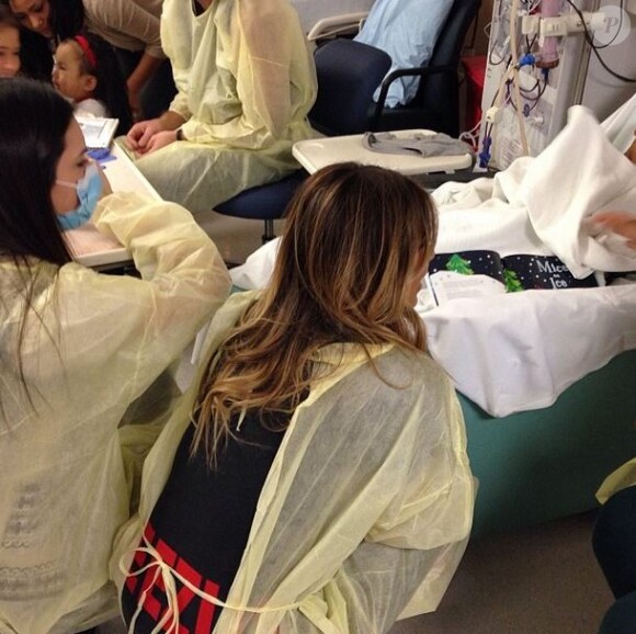 Le 24 décembre, quelques heures avant le réveillon, Kim Kardashian et Kendall Jenner ont effectué une petite visite à l'hôpital pour enfants de Los Angeles.