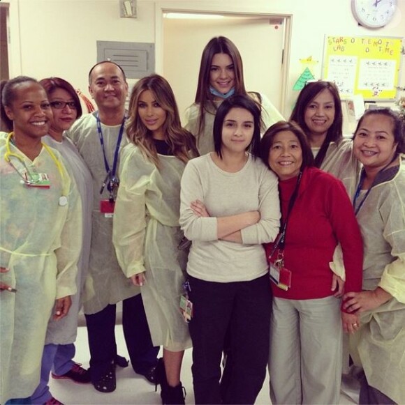 Kim Kardashian et Kendall Jenner ont effectué une petite visite à l'hôpital pour enfants de Los Angeles. Sur Instagram, la star de télé-réalité a qualifié le personnel de l'établissement d'"héros". Un mot qui va parfaitement aux médecins et infirmiers qui ont passé le réveillon auprès de leurs patients.