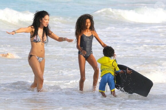 Kimora Lee Simmons et ses deux enfants Aoki et Kenzo (né de sa relation avec l'acteur Djimon Hounsou) s'amusent sur une plage de Saint-Barthélemy. Le 24 décembre 2013.