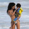 Kimora Lee Simmons et son fils Kenzo profitent d'un après-midi ensoleillé sur une plage de Saint-Barthélemy, le 24 décembre 2013.