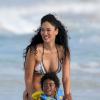 Kimora Lee Simmons et son fils Kenzo s'amusent sur une plage de Saint-Barthélemy, le 24 décembre 2013.