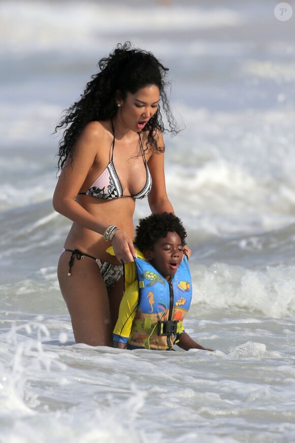 Kimora Lee Simmons et son fils Kenzo s'amusent sur une plage à Saint-Barthélemy, le 24 décembre 2013.