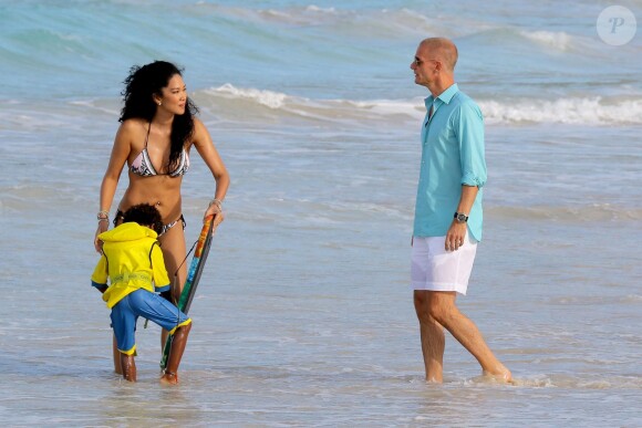 Kimora Lee Simmons, son fils Kenzo et son nouveau compagnon s'amusent sur une plage de Saint-Barthélemy. Le 24 décembre 2013.