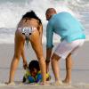 Kimora Lee Simmons, son fils Kenzo et son nouveau compagnon s'amusent sur une plage de Saint-Barthélemy. Le 24 décembre 2013.