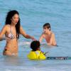 Kimora Lee Simmons et son fils Kenzo s'amusent sur une plage de Saint-Barthélemy, le 24 décembre 2013.