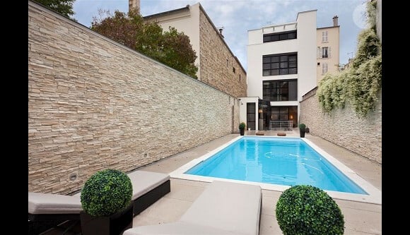 La superbe piscine de la villa à 3 millions d'euros louée par La Grosse Équipe pour le tournage d'Allô Nabilla, émission de télé-réalité de Nabilla Benattia, prochainement sur NRJ12