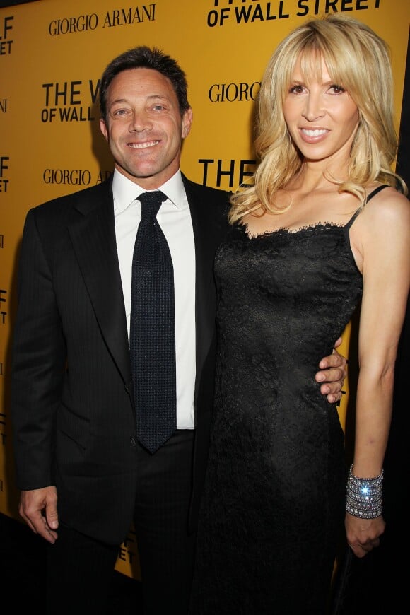 Jordan Belfort avec sa fiancée lors de la première du Loup de Wall Street à New York le 17 décembre 2013.
