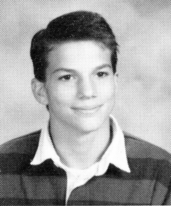Ashton (Chris) Kutcher en 1994 à la Clear Creek-Amana High School, Tiffin, Iowa. Il avait 16 ans.