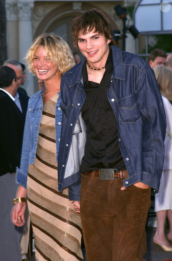 Ashton Kutcher & Ashley Scott à Los Angeles en juillet 2001.