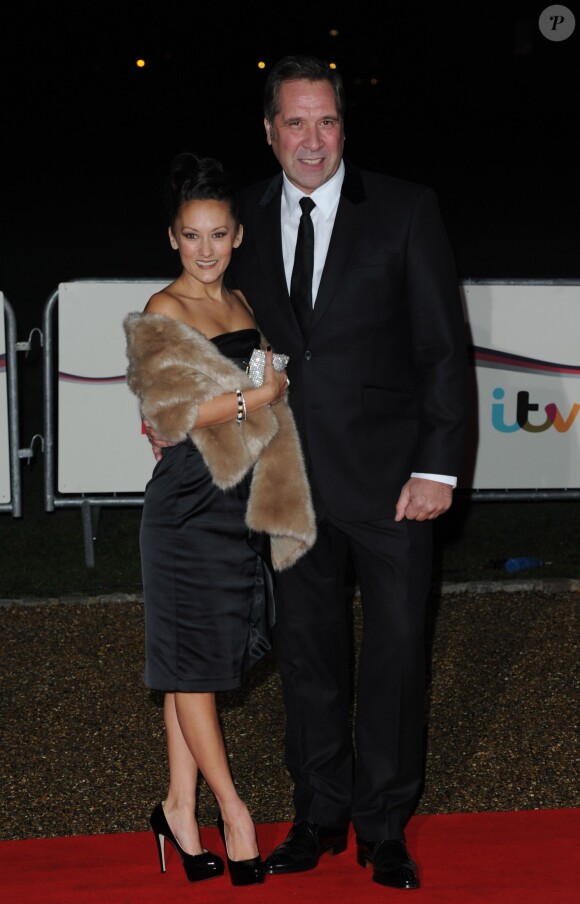 David Seaman et sa fiancée Frankie Poultney lors des Sun Military Awards au Musée National de la Marine à Londres, le 11 décembre 2013. Le couple, formé grâce à Dancing on Ice, s'est marié le même mois.