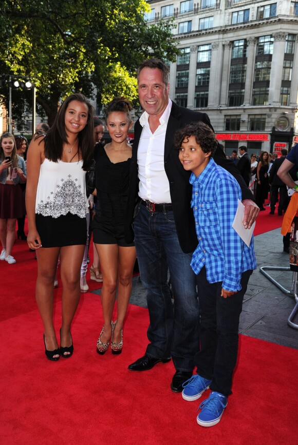 David Seaman avec sa compagne Frankie Poultney et deux de ses quatre enfants issus de précédentes relations lors d'une avant-première à Londres le 20 août 2013