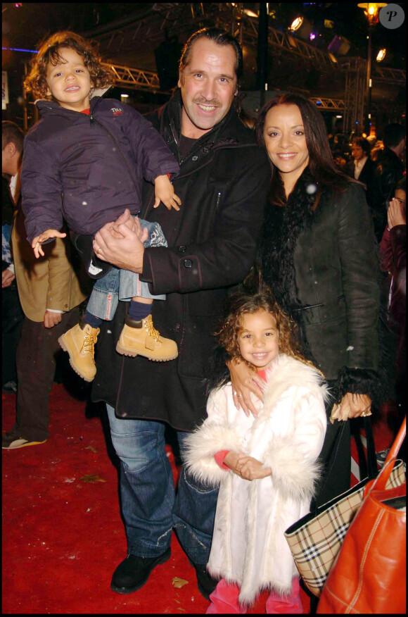 David Seaman avec son épouse Debbie Rogers et leurs deux enfants en 2004 à Londres.