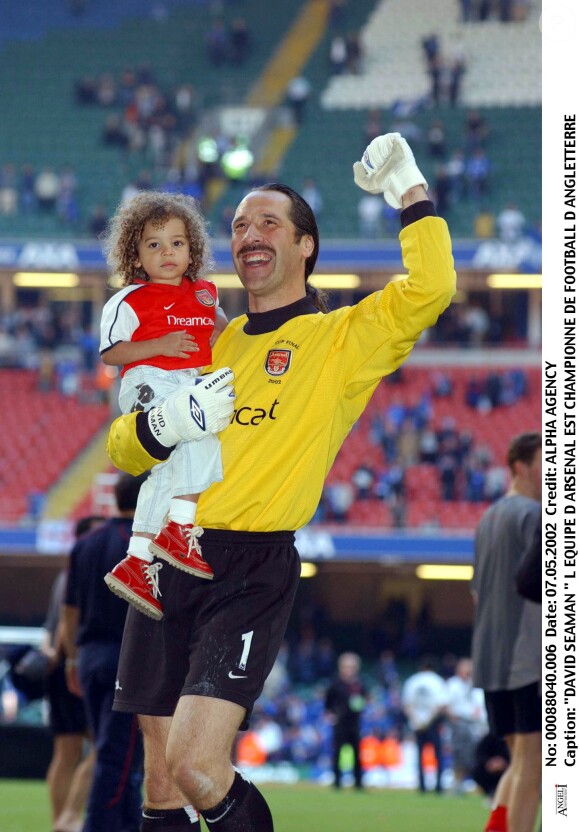 David Seaman, avec son fils dans les bras, lors du sacre d'Arsenal en 2002