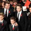 David et Victoria Beckham en famille avec leurs fils Romeo, Brooklyn et Cruz le 1er décembre 2013 à Londres pour la première du documentaire The Class of 92