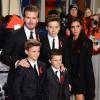 David et Victoria Beckham en famille avec leurs fils Romeo, Brooklyn et Cruz le 1er décembre 2013 à Londres pour la première du documentaire The Class of 92
