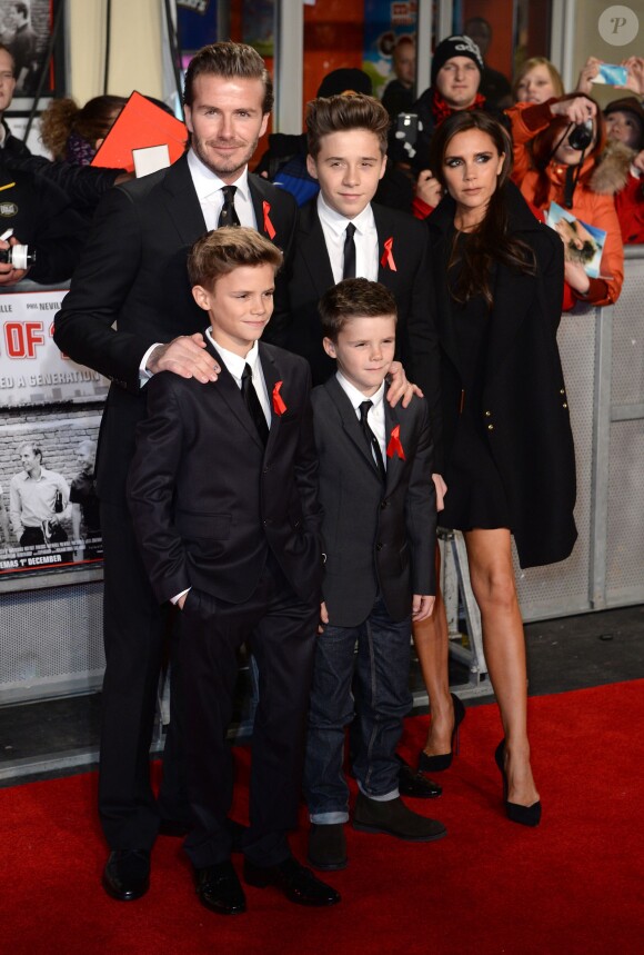 David et Victoria Beckham en famille avec leurs fils Romeo, Brooklyn et Cruz le 1er décembre 2013 à Londres pour la première du documentaire The Class of 92