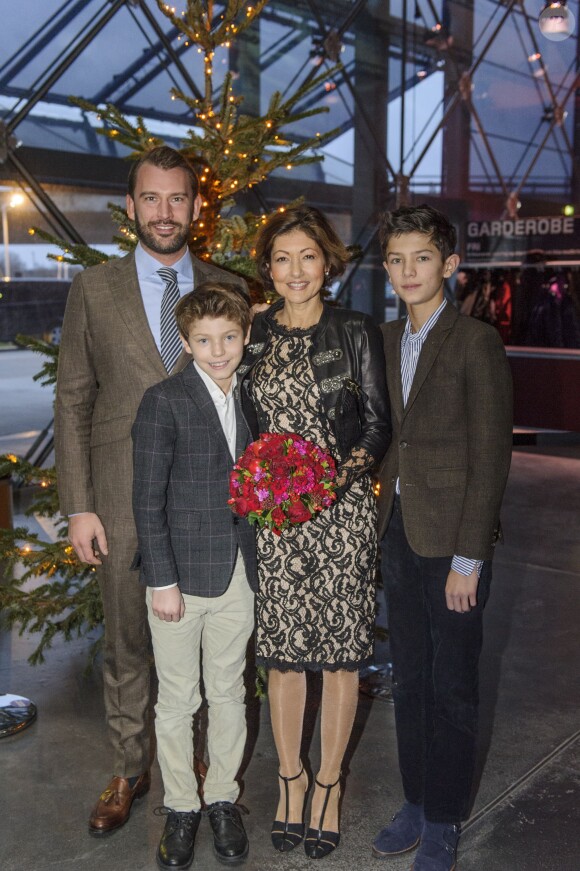 La comtesse Alexandra de Frederiksborg, ses fils les princes Felix et Nikolai de Danemark, et son mari en secondes noces Martin Jorgensen, lors du concert de Noël du Choeur de filles de Radio Danemark le 22 décembre 2013 à Copenhague.