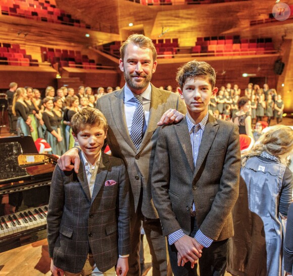 Les princes Felix et Nikolai de Danemark avec leur beau-père Martin Jorgensen lors du concert de Noël du Choeur de filles de Radio Danemark le 22 décembre 2013 à Copenhague.
