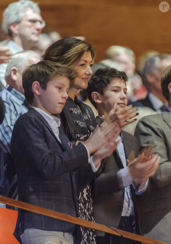 La comtesse Alexandra de Frederiksborg et ses fils les princes Felix et Nikolai applaudissent lors du concert de Noël du Choeur de filles de Radio Danemark le 22 décembre 2013 à Copenhague.