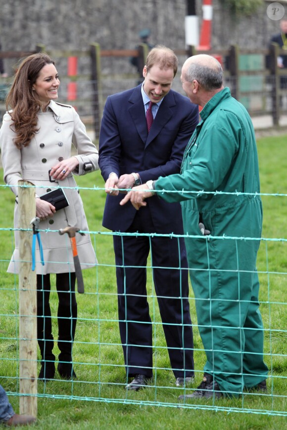 Le prince William et Kate Middleton en visite, en mars 2011, sur le Campus Greenmount, une école d'agriculture à Antrim, en Irlande.