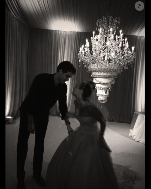 Le mariage de Kaley Cuoco et Ryan Sweeting le 31 décembre 2013 en Californie du Sud : on découvre le chandelier gâteau avec les mariés