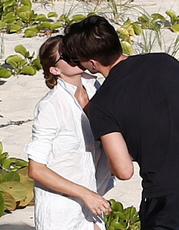 Olivia Palermo et son fiancé Johannes Huebl s'embrassent sur la plage du Gouverneur à Saint-Barthélemy. Le 29 décembre 2013.
