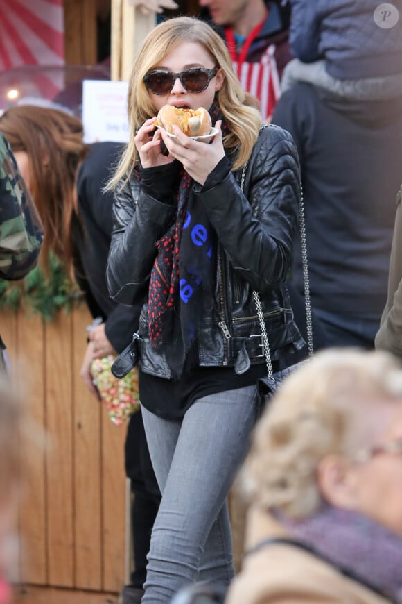 Chloë Grace Moretz en famille à Vancouver au Canada le 24 novembre 2013