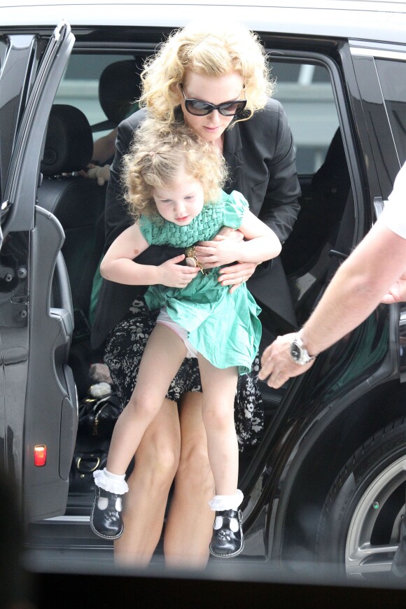 Nicole Kidman et Keith Urban à l'aéroport de Sydney en Australie avec leurs enfants Faith Margaret et Sunday Rose, en route pour les Etats-Unis, le 2 janvier 2014 : l'actrice porte sa fille Faith Margaret