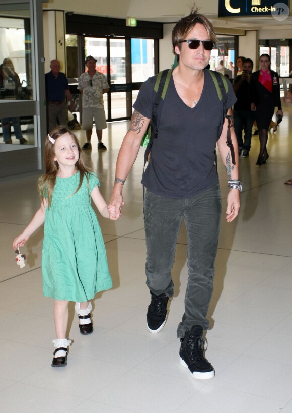 Nicole Kidman et Keith Urban à l'aéroport de Sydney en Australie avec leurs enfants Faith Margaret et Sunday Rose, en route pour les Etats-Unis, le 2 janvier 2014 : le chanteur tient par la main sa fille Sunday Rose qui a bien grandi !