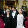Vanessa Paradis, Johnny Depp et sa mère Betty lors de la cérémonie des Oscars 2004