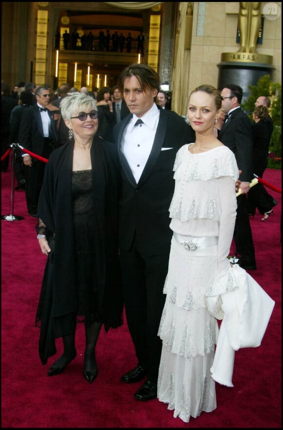 Vanessa Paradis, Johnny Depp et sa mère Betty lors de la cérémonie des Oscars 2004