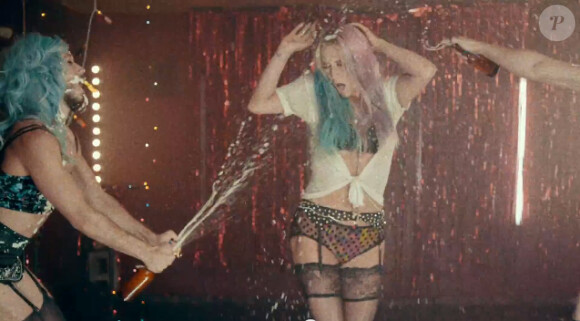 Kesha très coquine dans son clip Dirty Love.