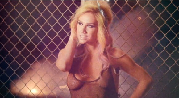 La jeune Kesha très coquine dans son clip Dirty Love.