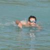 Johannes Huebl en pleine baignade sur la plage du Gouverneur à Saint-Barthélemy. Le 3 janvier 2013.