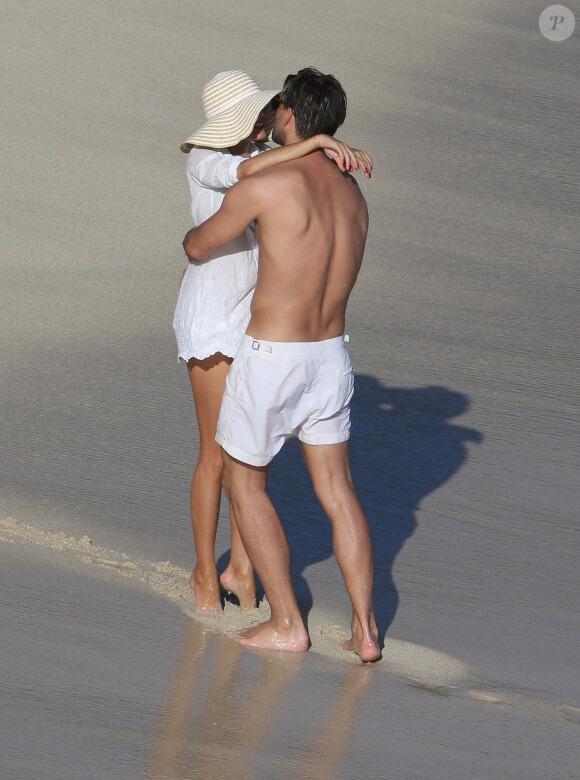 Olivia Palermo et Johannes Huebl, fiancés, multiplie les baisers sur la plage du Gouverneur à Saint-Barthélemy. Le 3 janvier 2014.