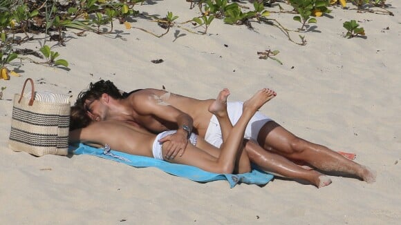 Olivia Palermo et Johannes Huebl fiancés : Tendres baisers et topless à la plage