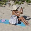 Olivia Palermo, exquise en bikini, se prélasse au soleil sur la plage du Gouverneur à Saint-Barthélemy. Le 3 janvier 2014.
