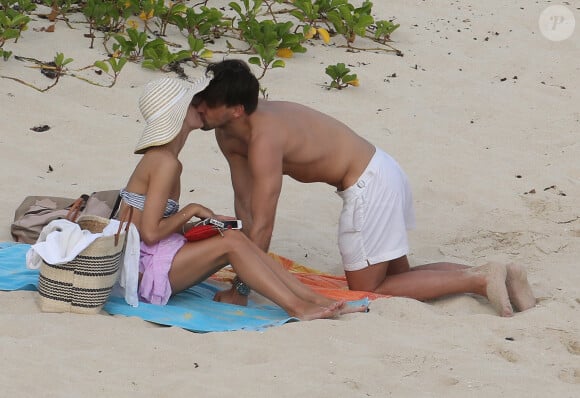 Olivia Palermo et Johannes Huebl s'embrassent sur la plage du Gouverneur à Saint-Barthélemy. Le 3 janvier 2014.