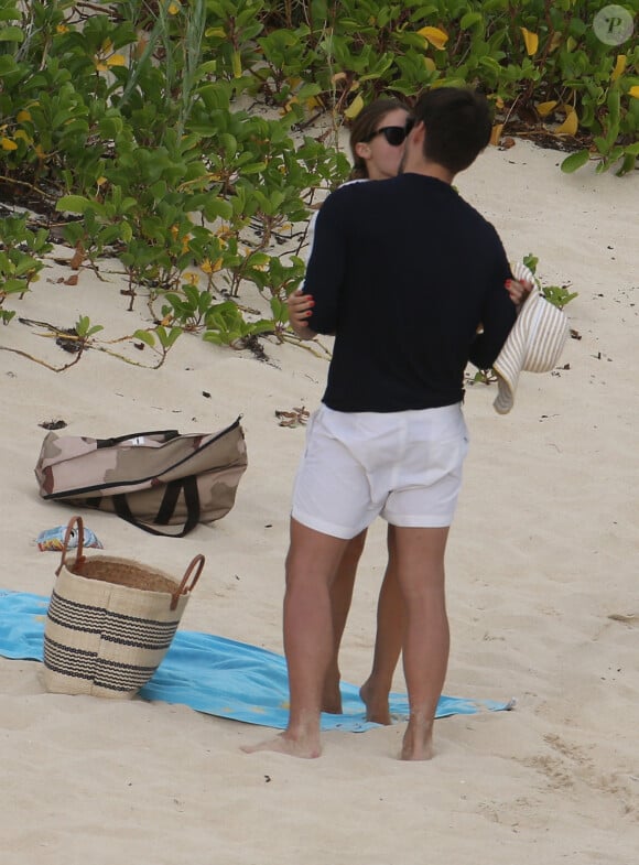Olivia Palermo et Johannes Huebl ont du mal à se contenir ! Les jeunes fiancés ont passé leur après-midi sur la plage du Gouverneur à s'embrasser. Saint-Barthélemy, le 3 janvier 2014.