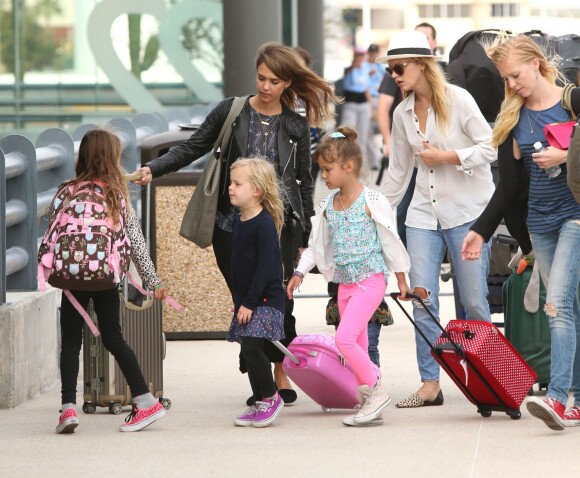 Exclusif - Jessica Alba et ses filles Honor et Haven arrivent à l'aéroport de Cabo San Lucas. Le 4 janvier 2014.
