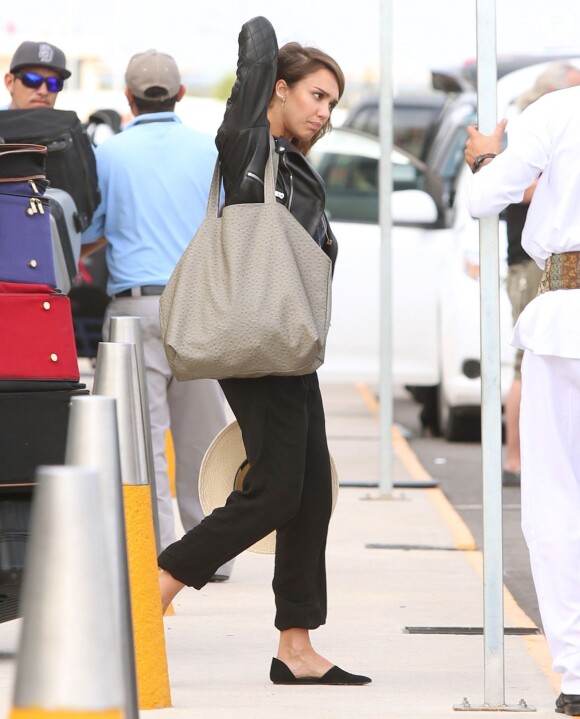 Exclusif - Fin des vacances pour Jessica Alba, qui arrive avec sa petite famille à l'aéroport de Cabo San Lucas. Le 4 janvier 2014.