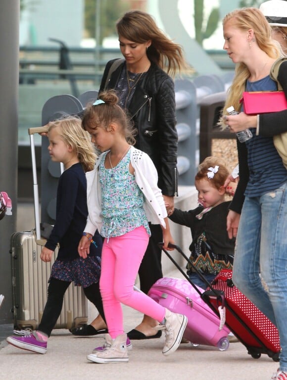 Exclusif - Jessica Alba, son mari Cash Warren et leurs filles Honor et Haven prennent un vol en direction de Los Angeles, à l'aéroport de Cabo San Lucas. Le 4 janvier 2014.